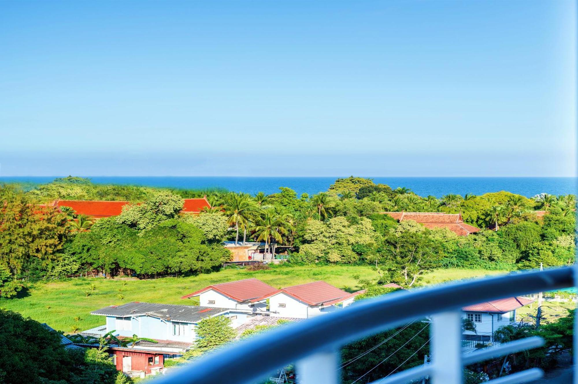 Апартаменти Hua Hin First - Happy Rent Номер фото