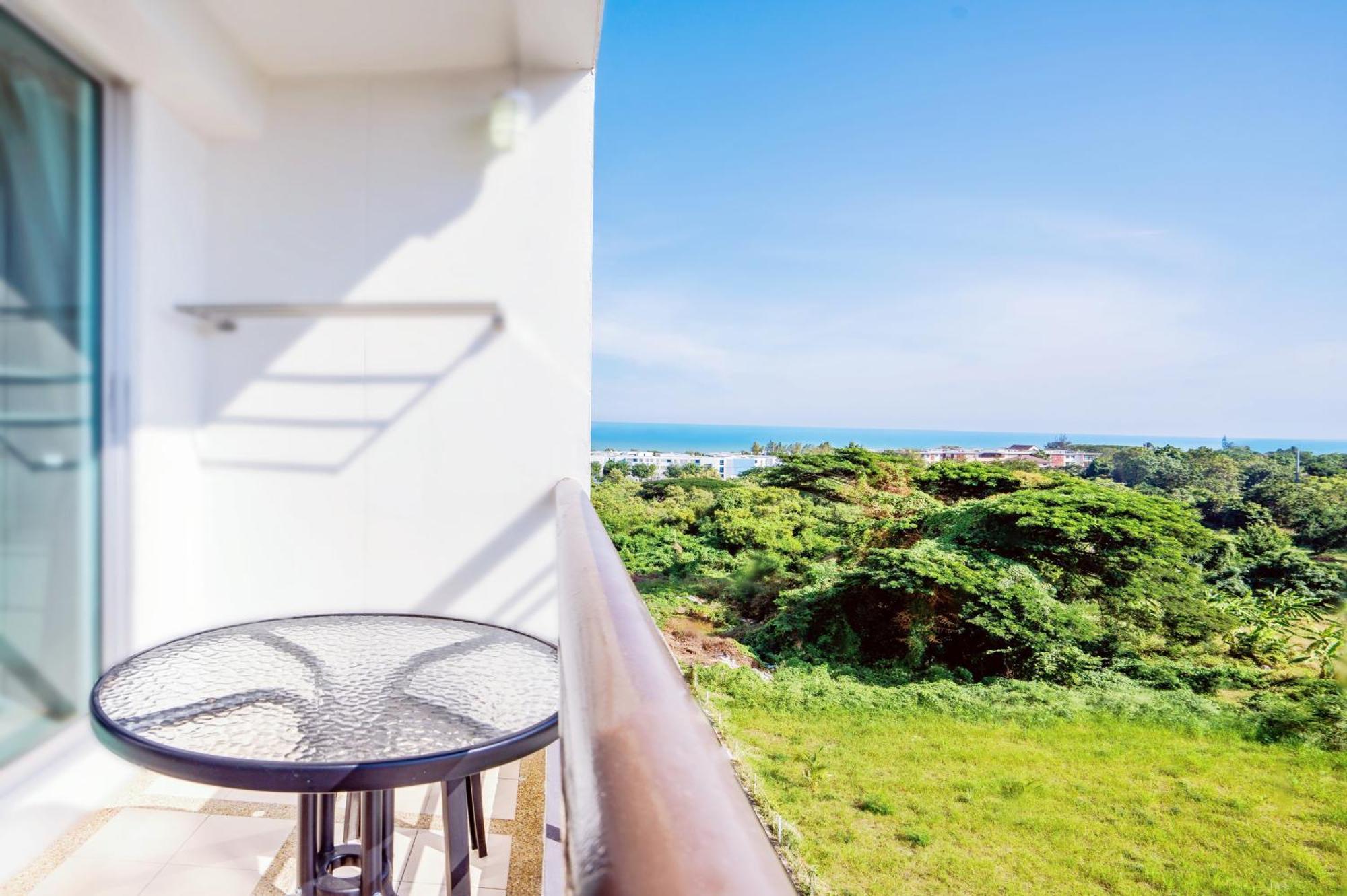 Апартаменти Hua Hin First - Happy Rent Екстер'єр фото